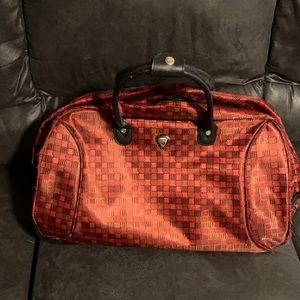 Burgundy weekend bag with wheels